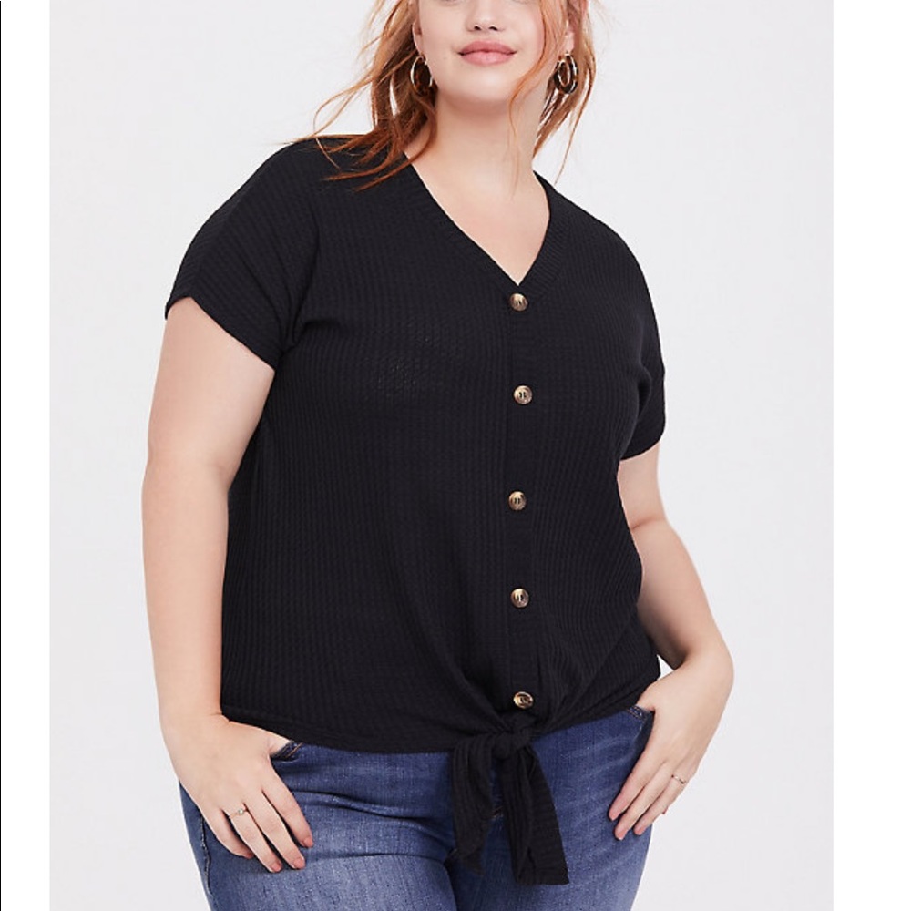 TORRID BLACK BUTTON TIE FRONT TEE